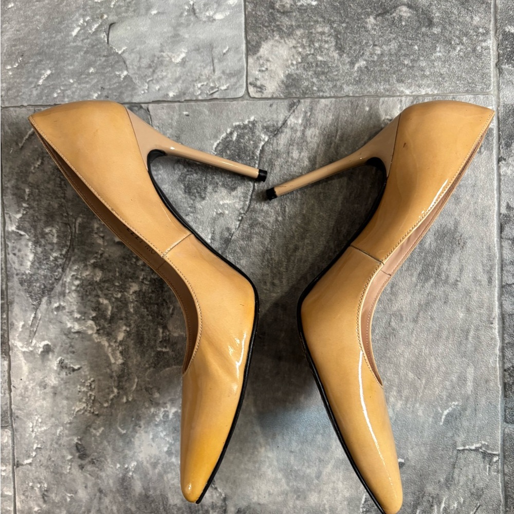 Stuart Weitzman Tan Patent Leather Pointed-Toe Pumps Size 6 M - Picture 4 of 10